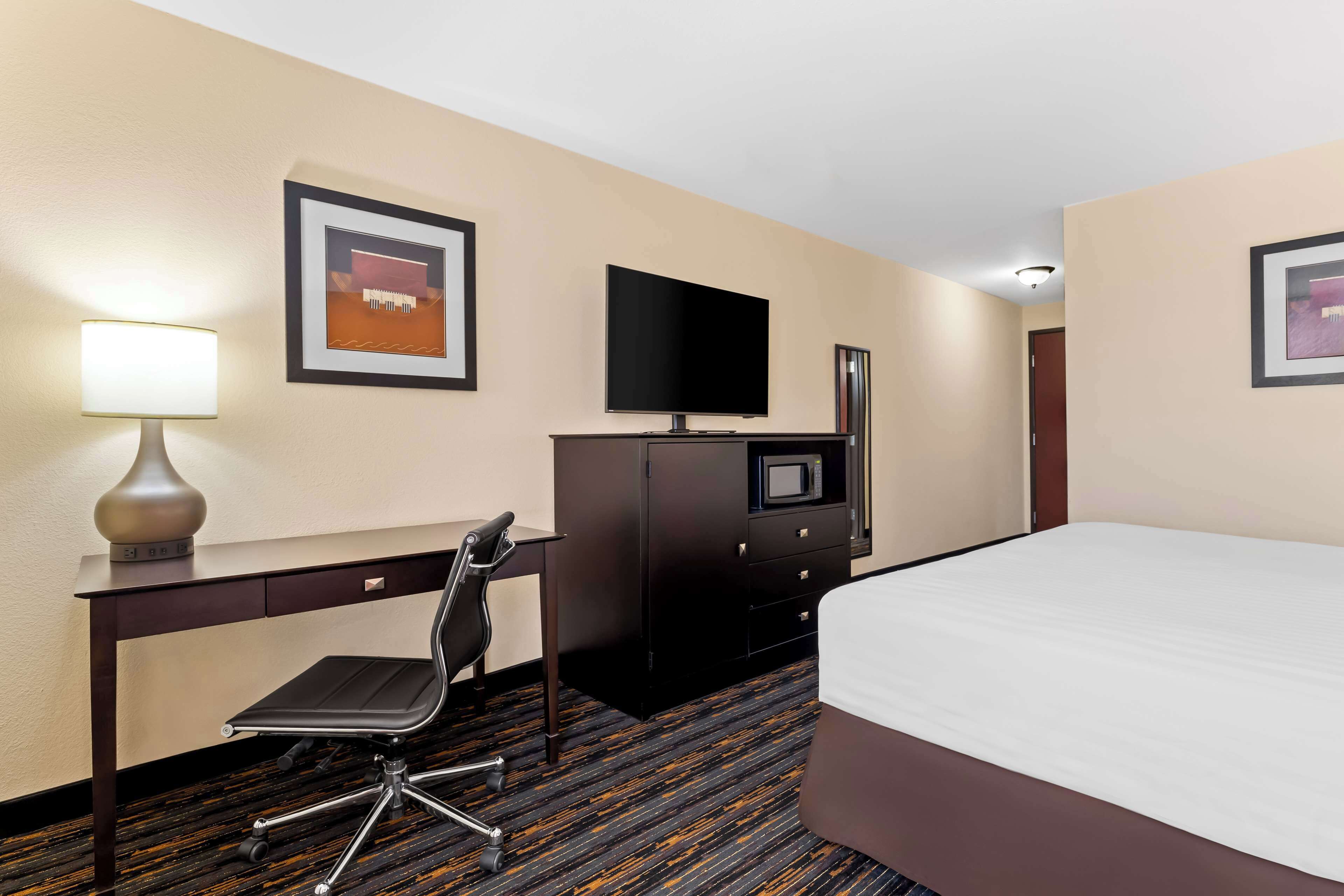 standard room, 1 king bed, accessible, non smoking | individually furnished, iron/ironing board, free wifi, bed sheets