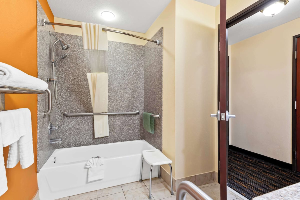 standard room, 1 king bed, accessible, bathtub | bathroom | combined shower/bathtub, hair dryer, towels