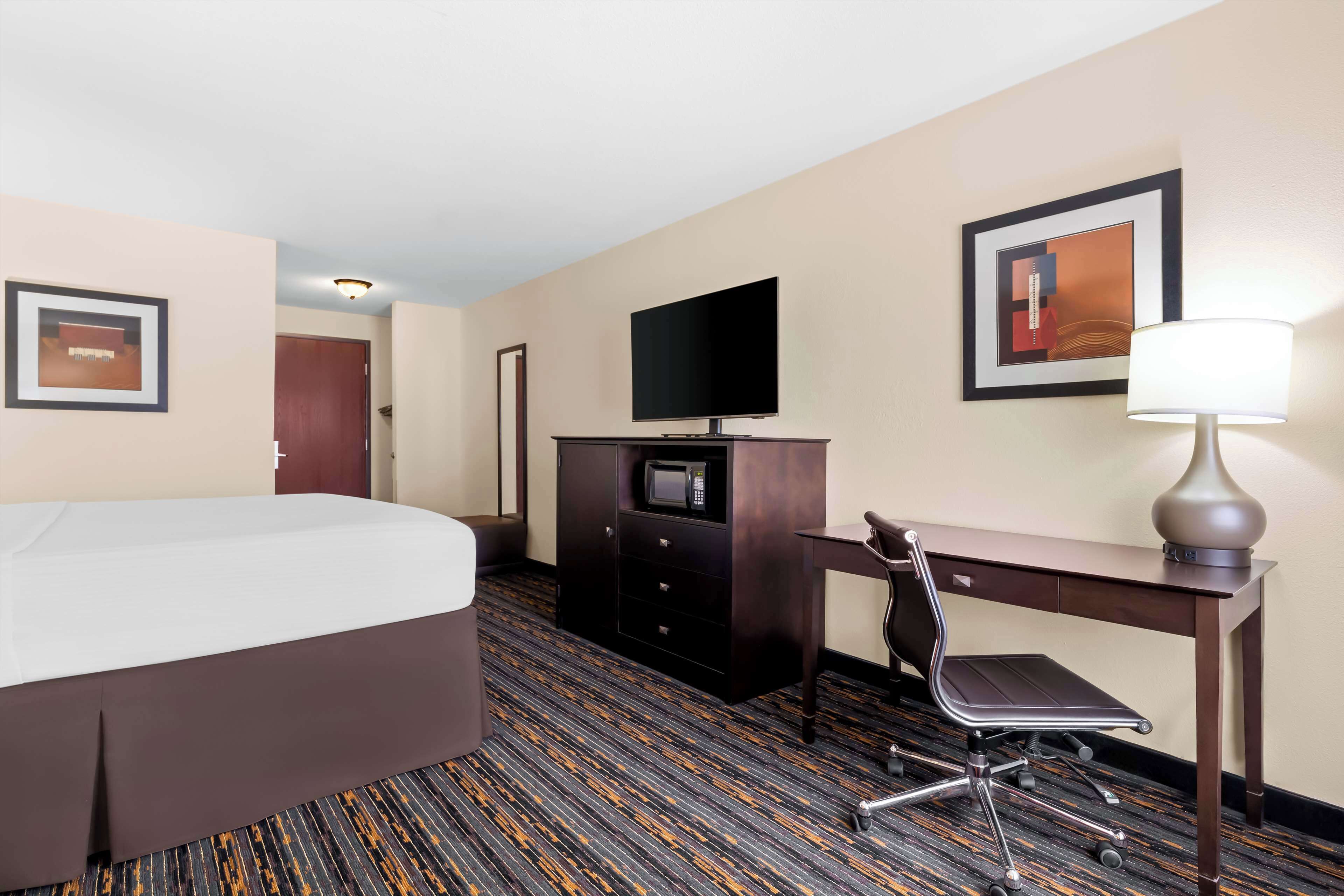 standard room, 1 king bed, non smoking, refrigerator & microwave | individually furnished, iron/ironing board, free wifi, bed sheets