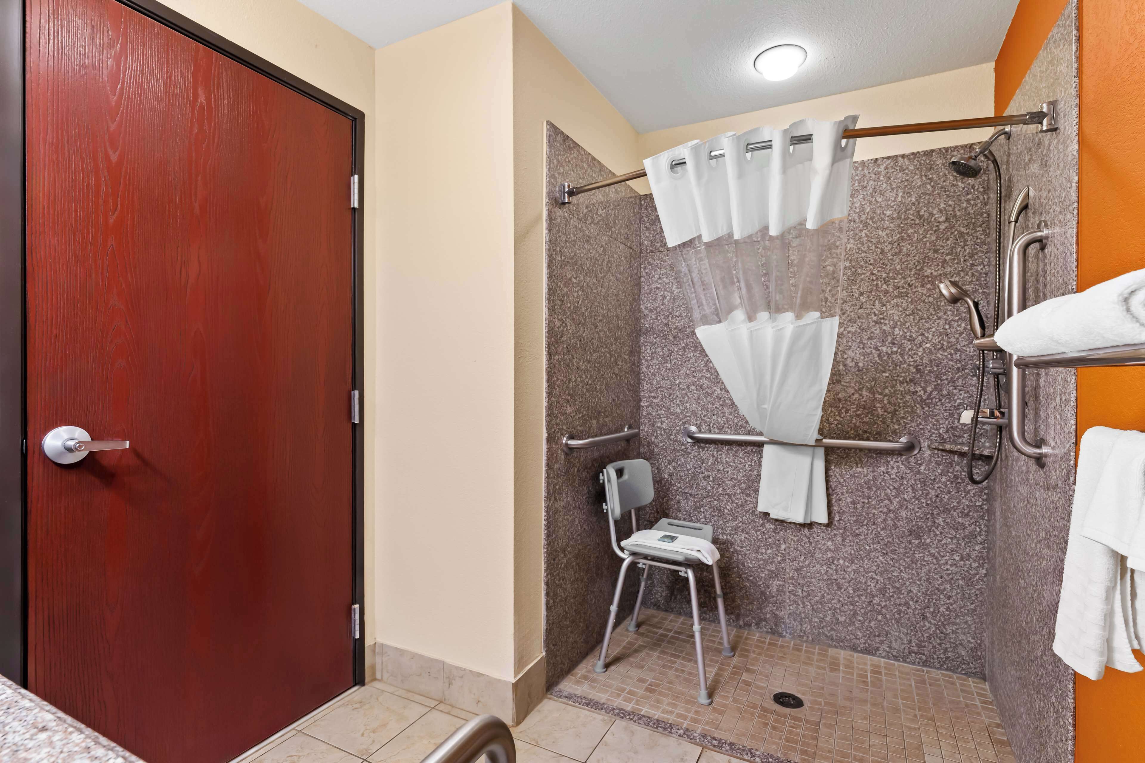 standard room, 1 king bed, accessible, non smoking | bathroom | combined shower/bathtub, hair dryer, towels