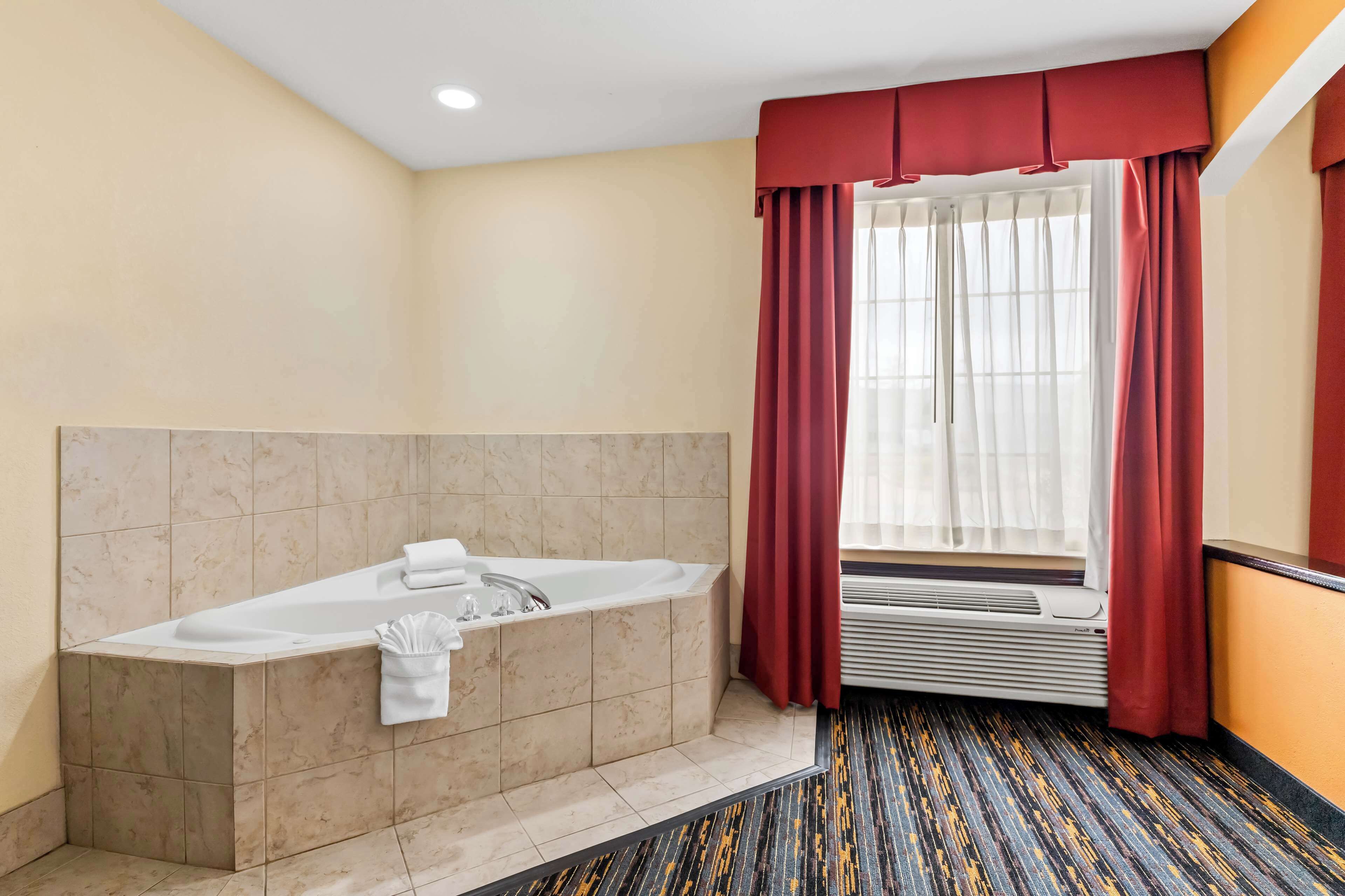 suite, 1 king bed, non smoking, jetted tub | individually furnished, iron/ironing board, free wifi, bed sheets