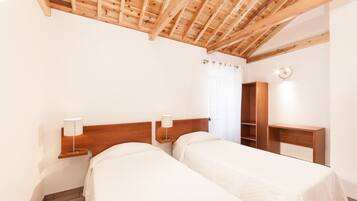 Ferienhaus, 2 Schlafzimmer (Casa do pedro) | Daunenbettdecken, Schreibtisch, Verdunkelungsvorhänge