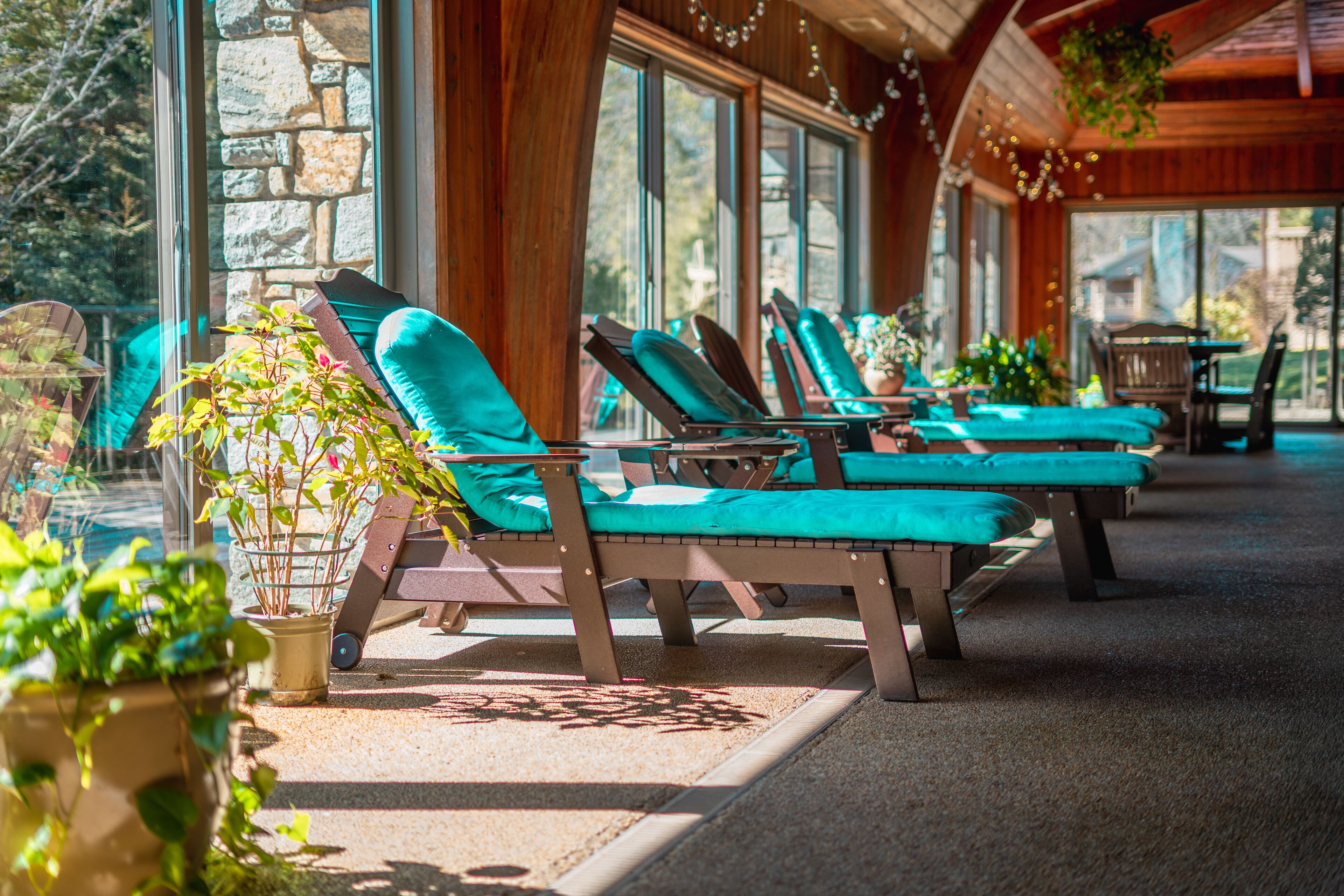 Piscina interna, espreguiçadeiras