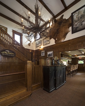 Breakfast, lunch, dinner served; American cuisine