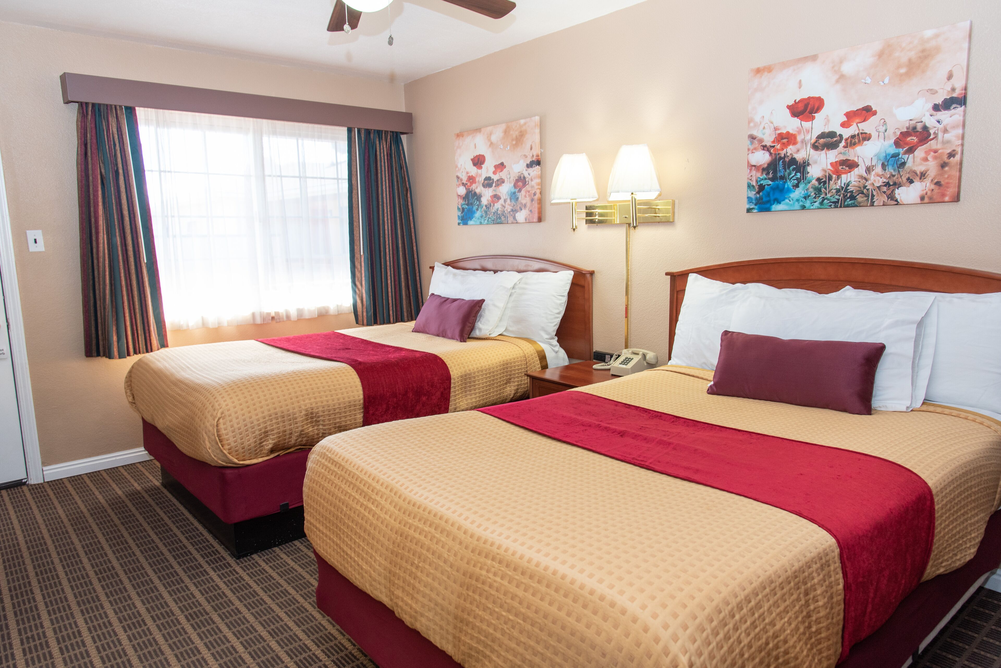 Dobbeltrom – standard | Individuelt dekorert, individuelt innredet og skrivebord