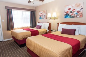 Habitación doble estándar | Decoración personalizada, muebles diferentes y escritorio