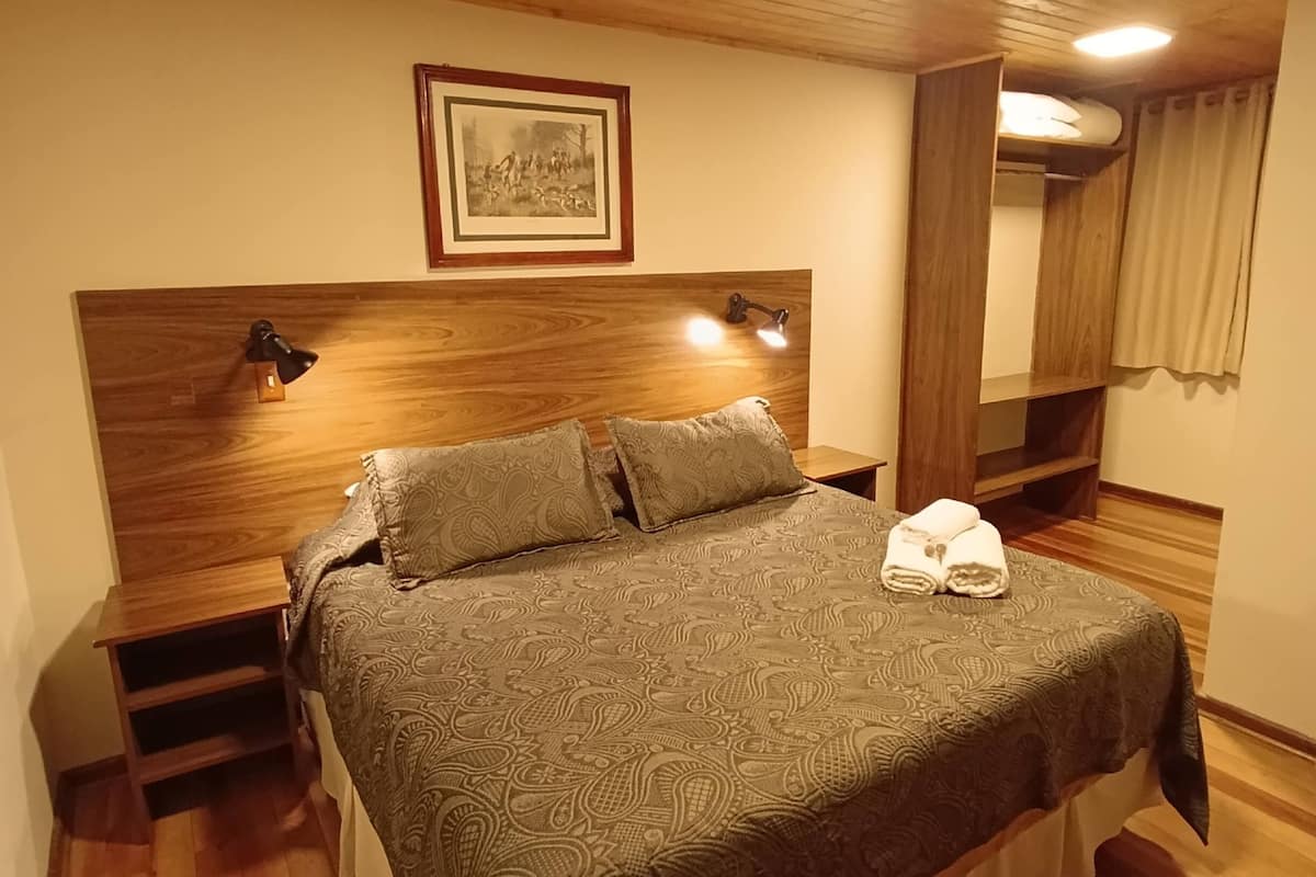 Quarto casal básico, 1 cama Queen, em edifício anexo | Frigobar, Wi-Fi de cortesia, roupa de cama