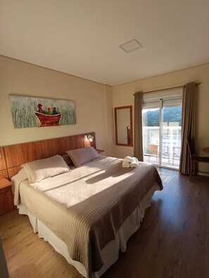 Deluxe Double Room, 1 Queen Bed, Balcony, Mountain View