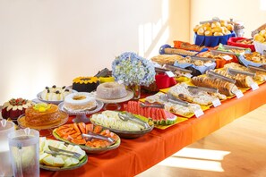 Café da manhã com buffet grátis todos os dias