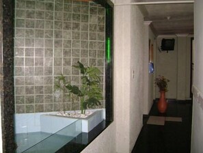 Douche à « effet pluie », sèche-cheveux