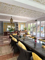 Desayuno buffet todos los días (con cargo)