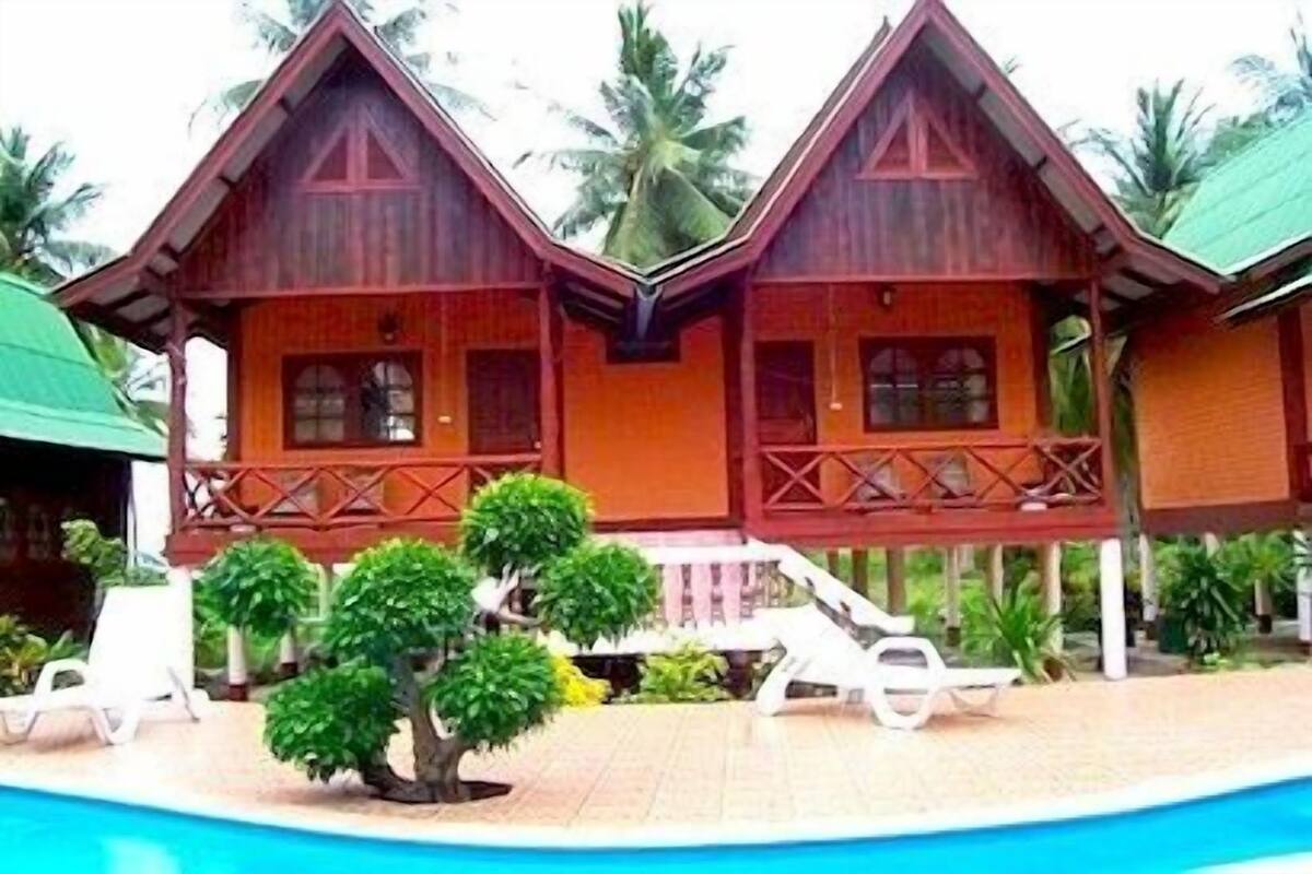 Pool Side Family Bungalow Air Con | Schreibtisch, Zustellbetten, kostenloses WLAN