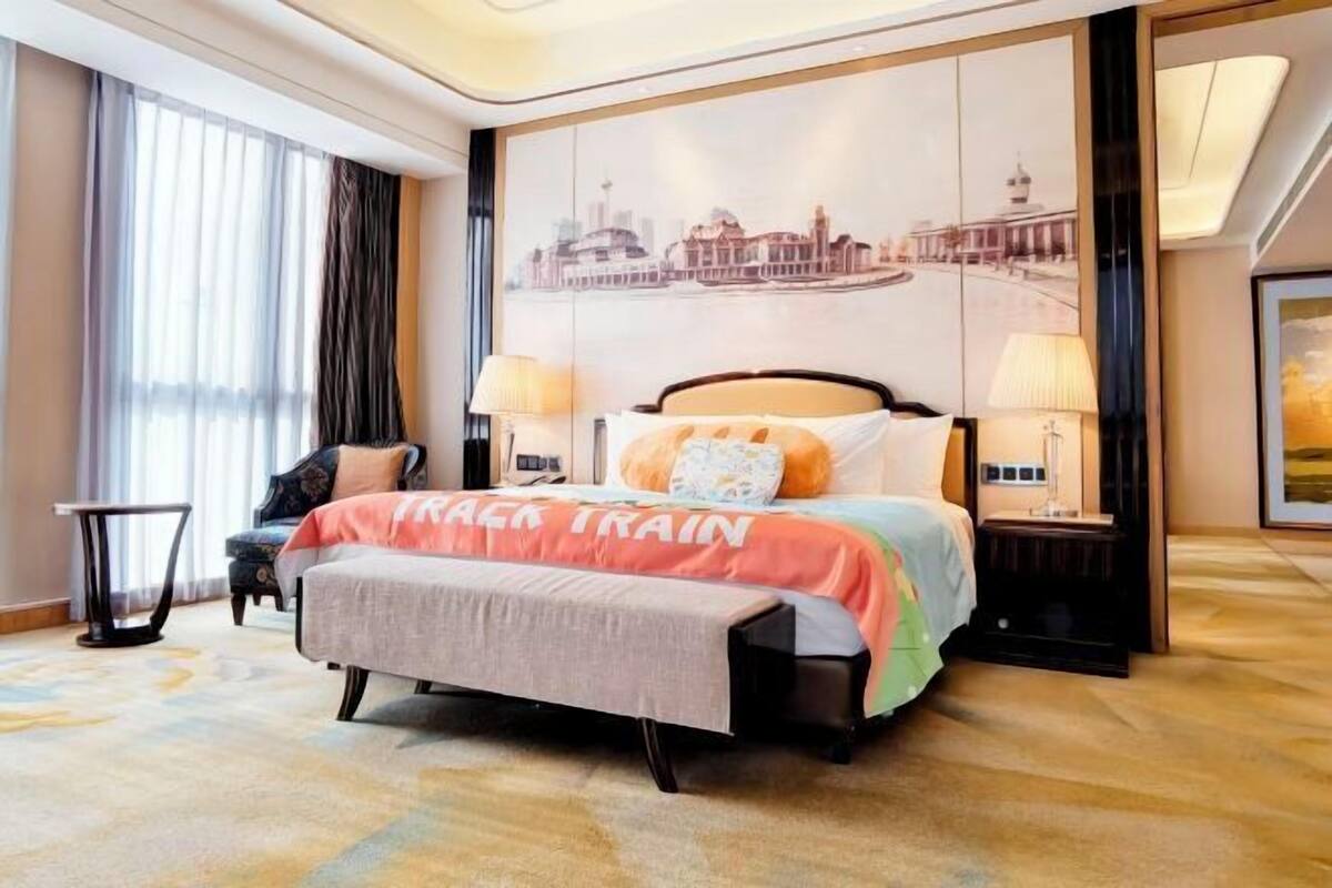 Minibar, caja de seguridad en la habitación y escritorio