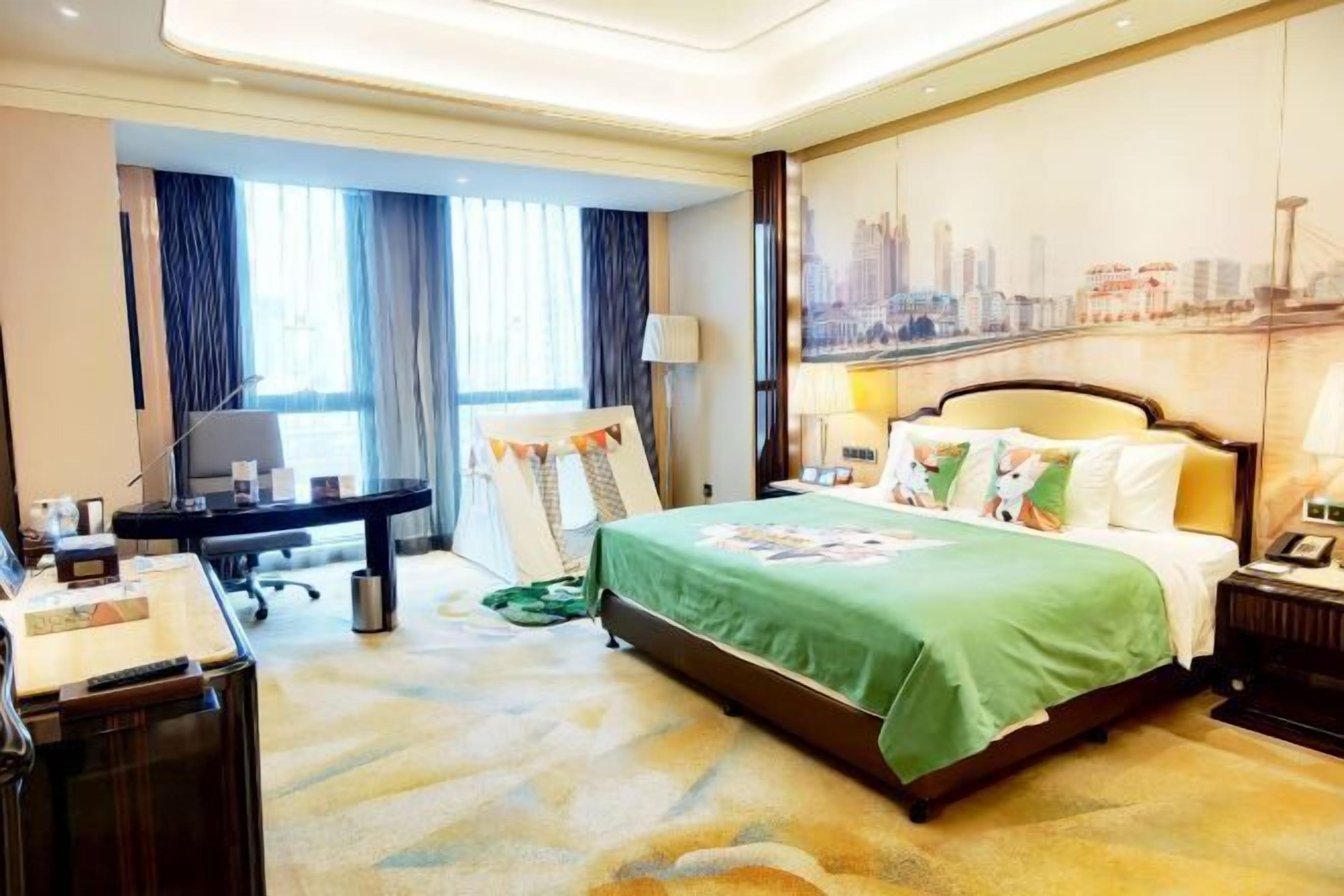 Minibar, caja de seguridad en la habitación y escritorio 