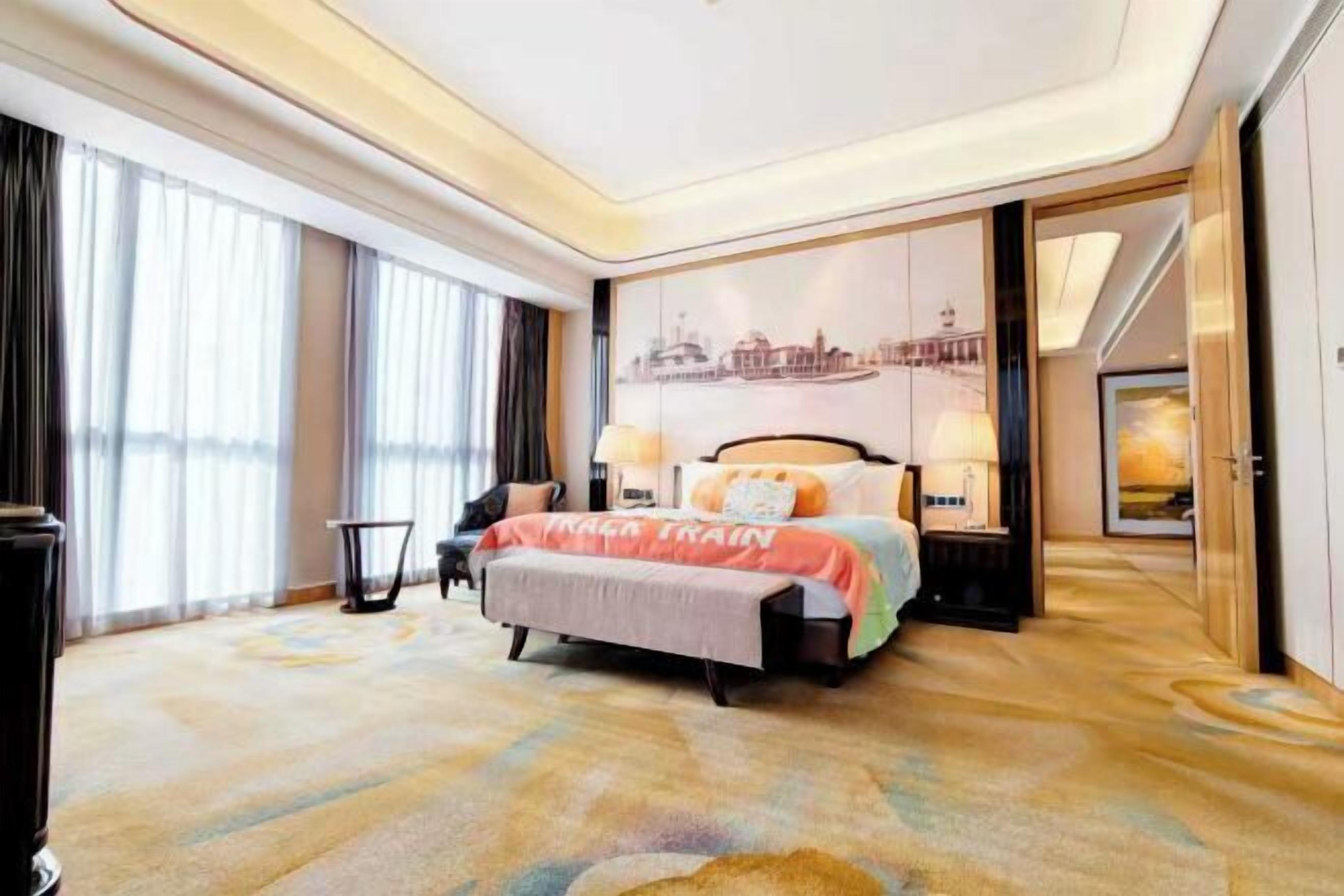 Minibar, caja de seguridad en la habitación y escritorio 