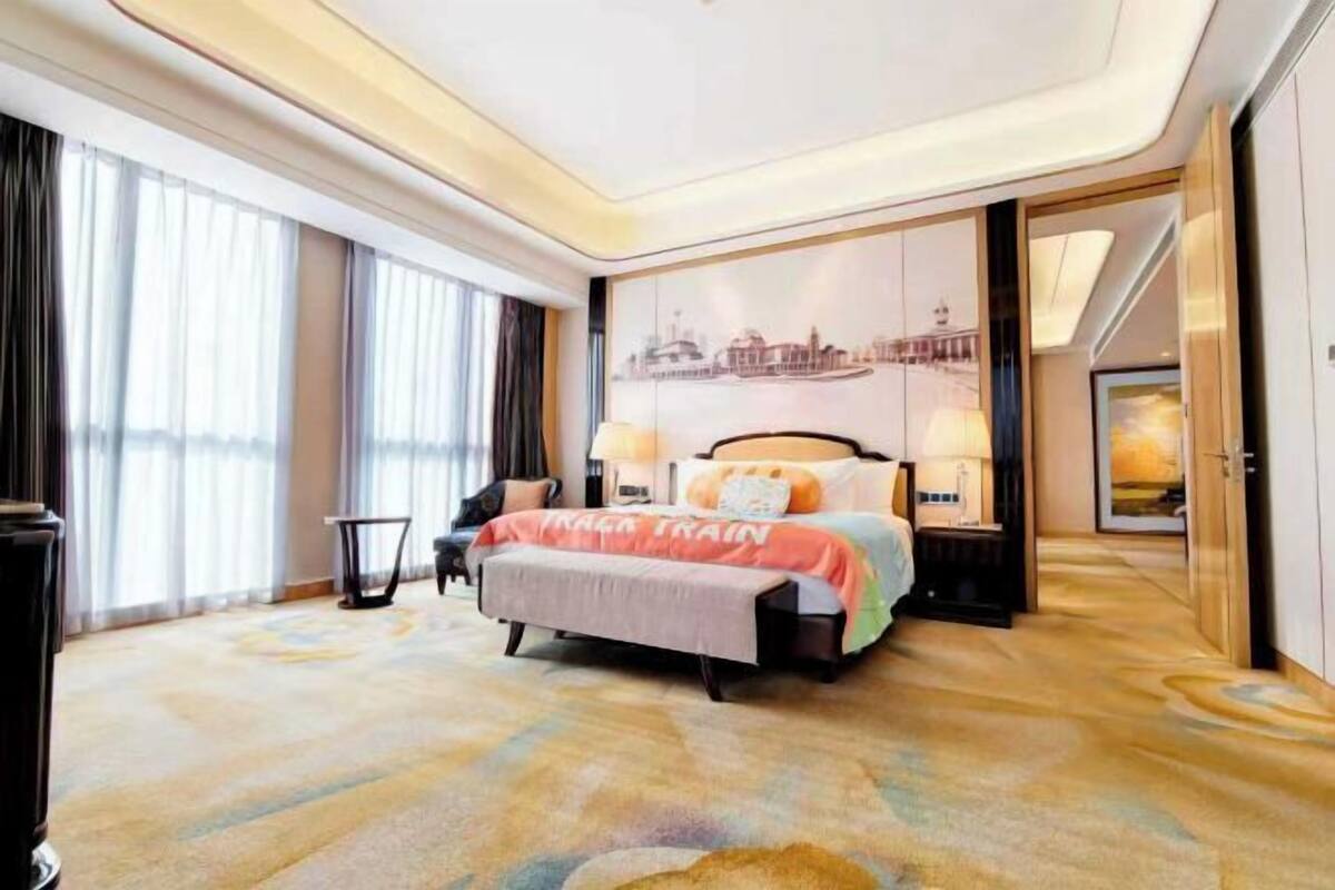 Minibar, caja de seguridad en la habitación y escritorio