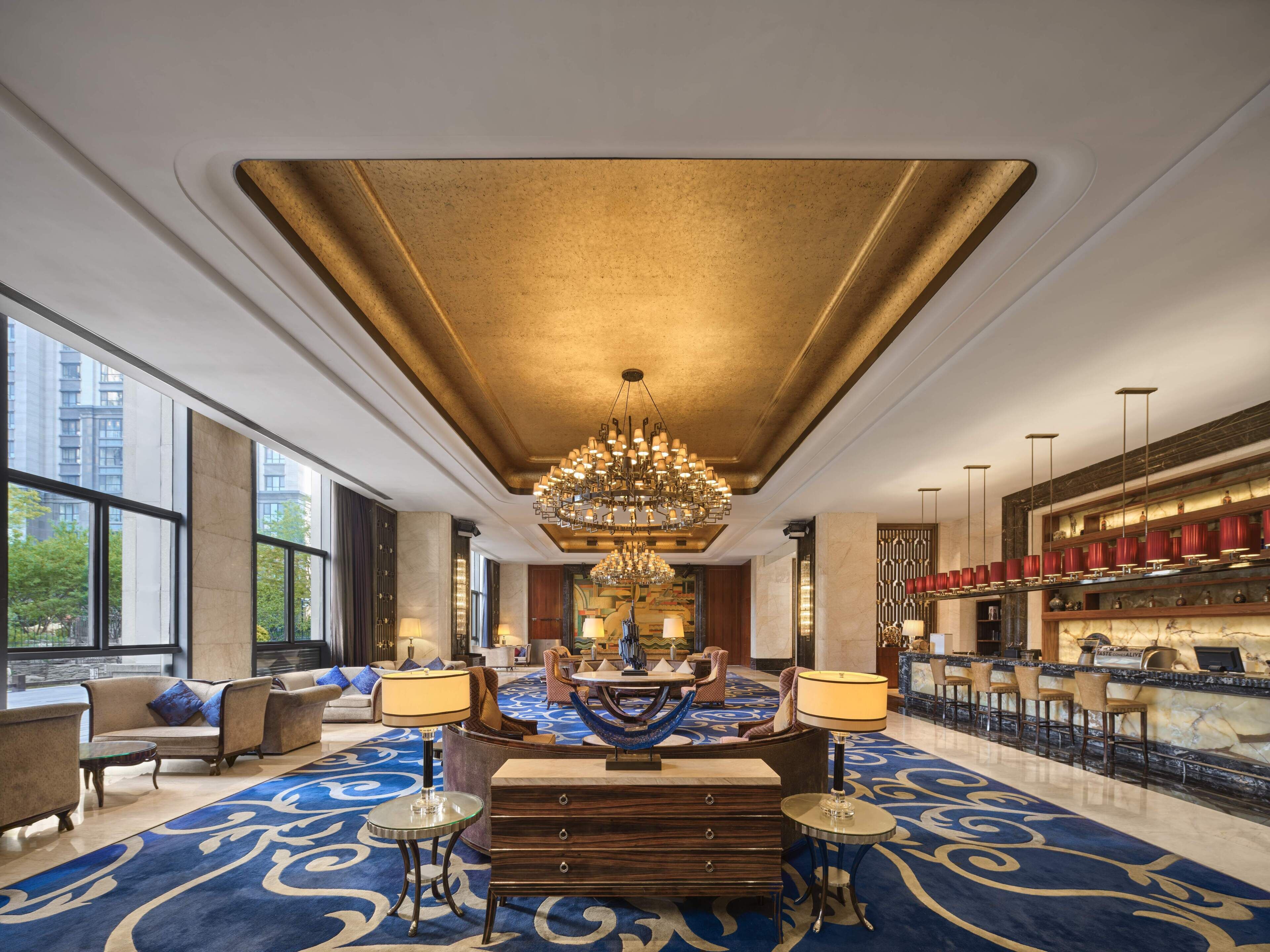 供应早餐、午餐和晚餐