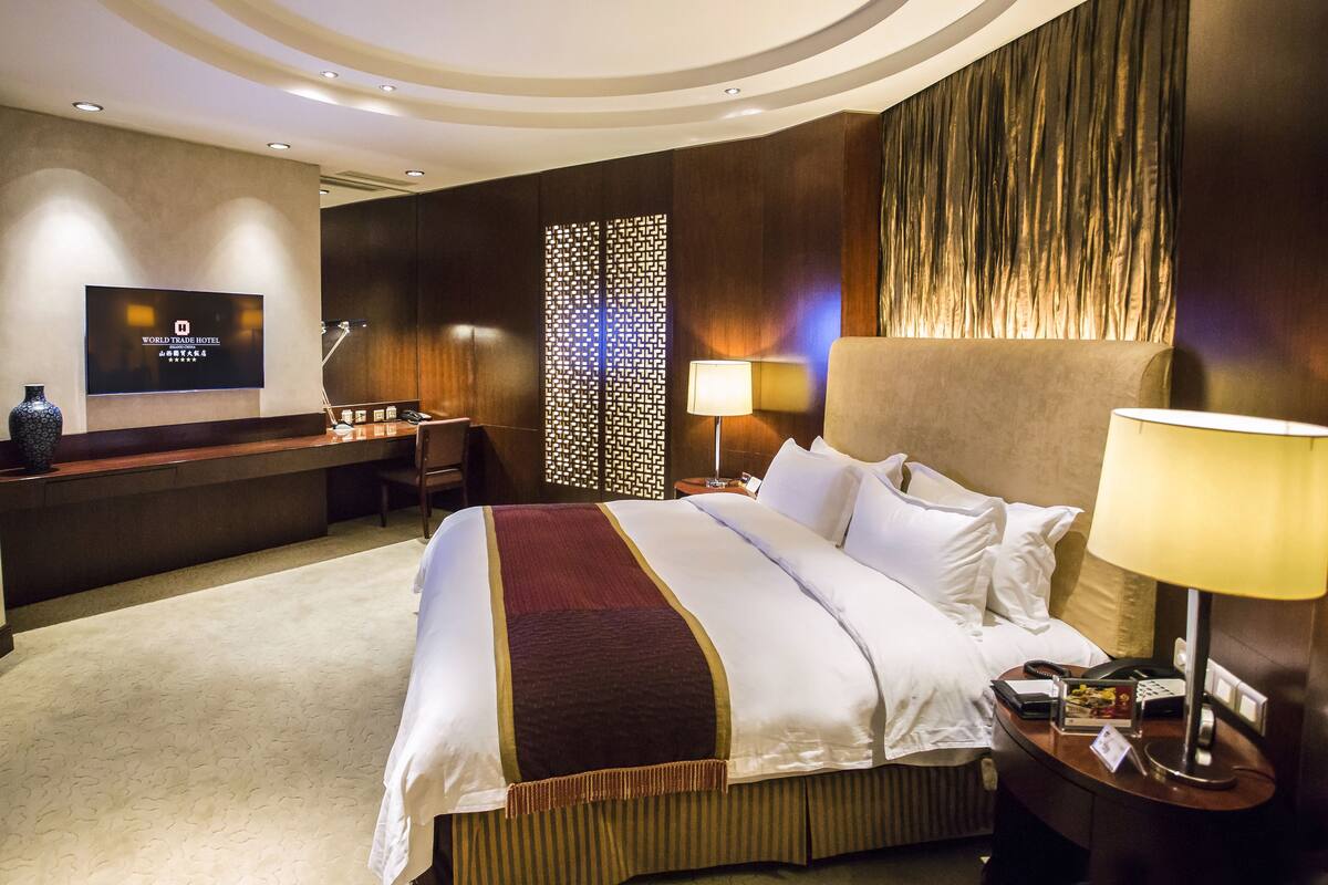 Deluxe View Suite, 1 king bed | Minibar, in-room safe, desk, blackout drapes