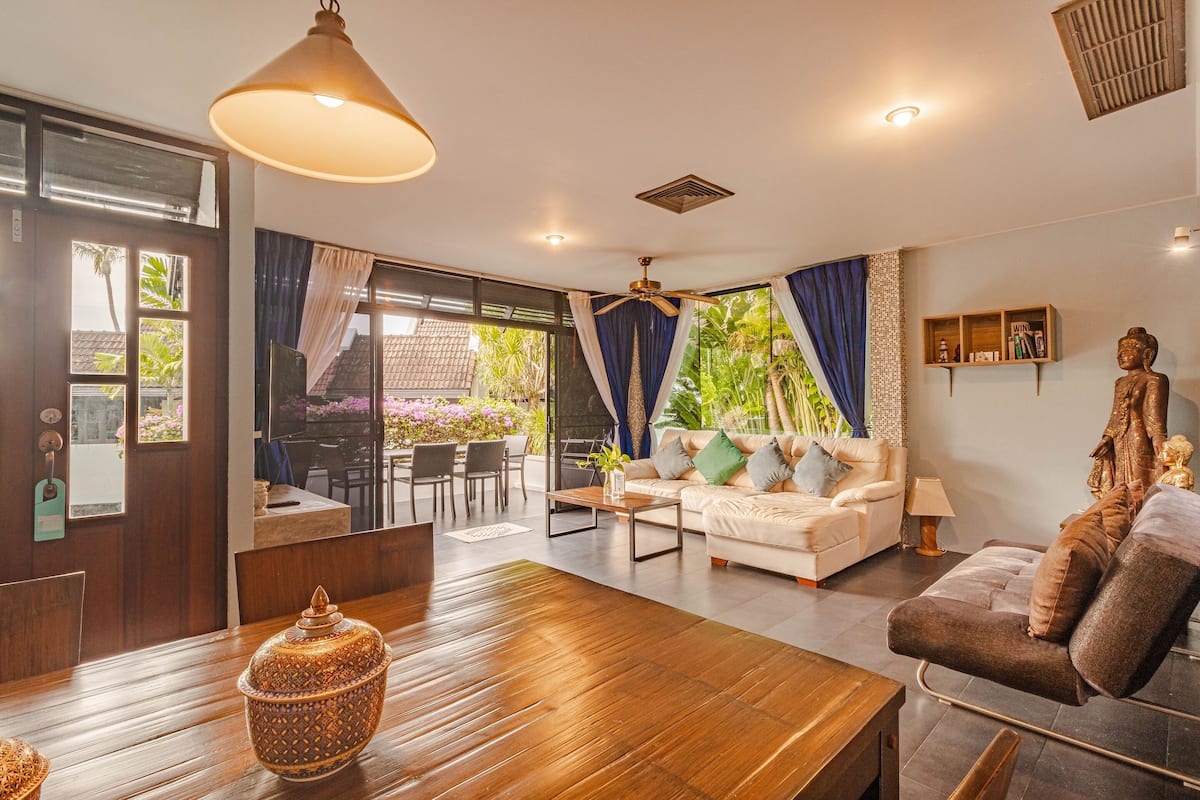 2 Bedroom Garden Suite | 客廳 | 32 吋電視連有線電視頻道、DVD 播放機