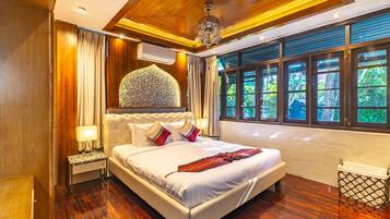 Apartment, 1 Bedroom, Garden View | Minibar, in-room safe, individually decorated, free WiFi