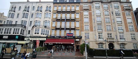 Vista frontal de la propiedad