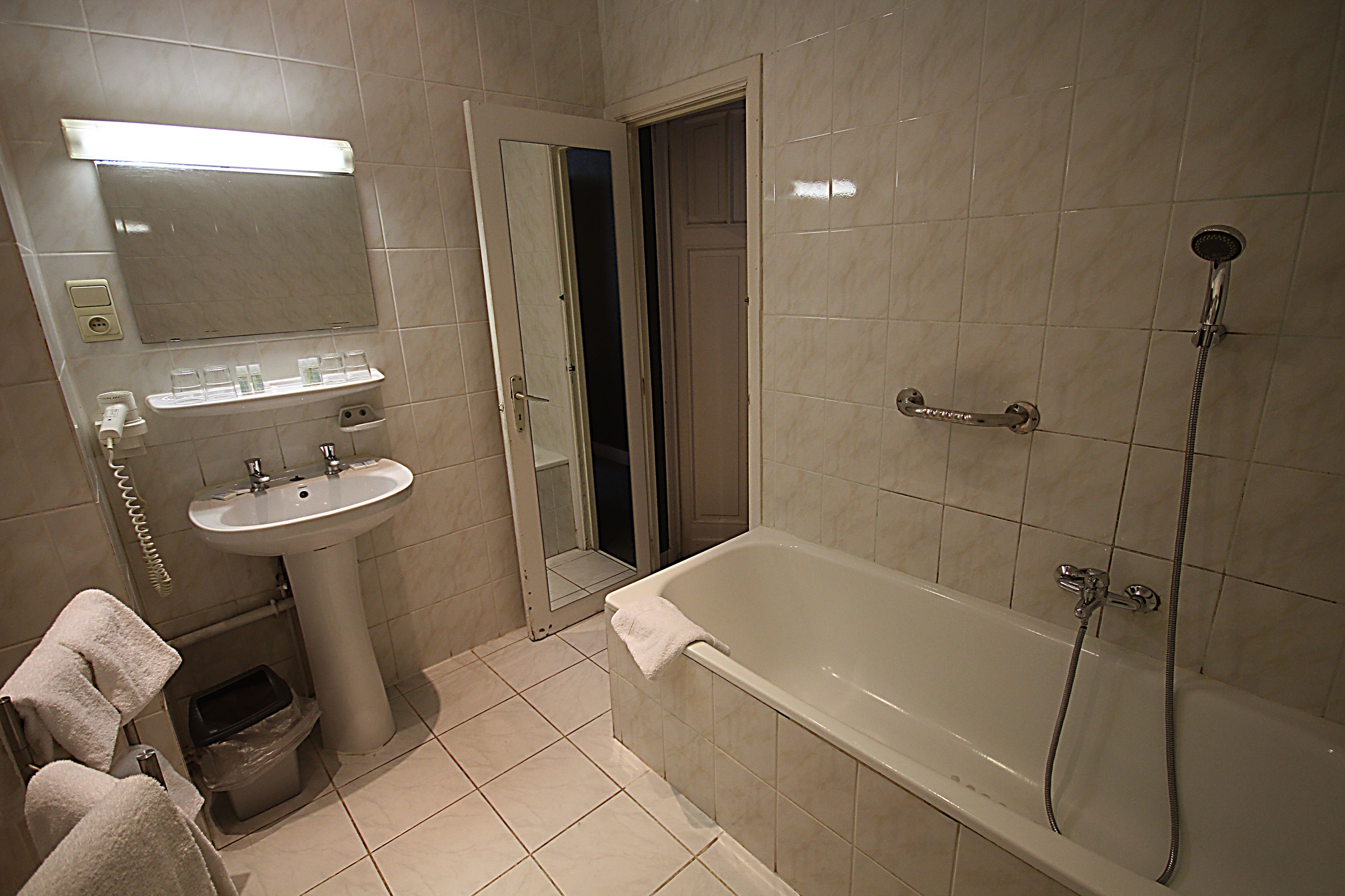 deep-soaking bathtub