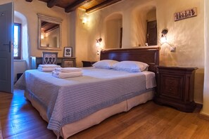 Dobbeltrom | Minibar, safe på rommet, individuelt dekorert og individuelt innredet