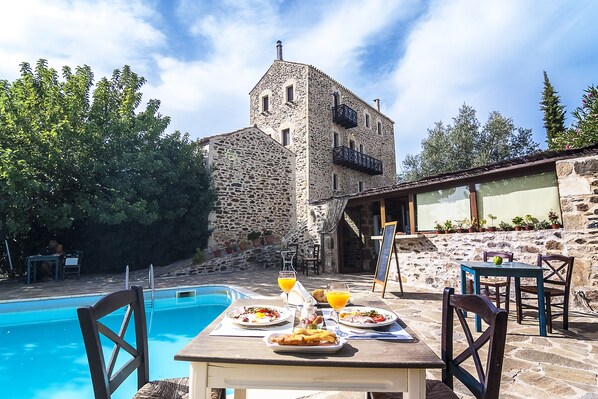 Free daily buffet breakfast - Pyrgos Petropoulaki (East Mani)