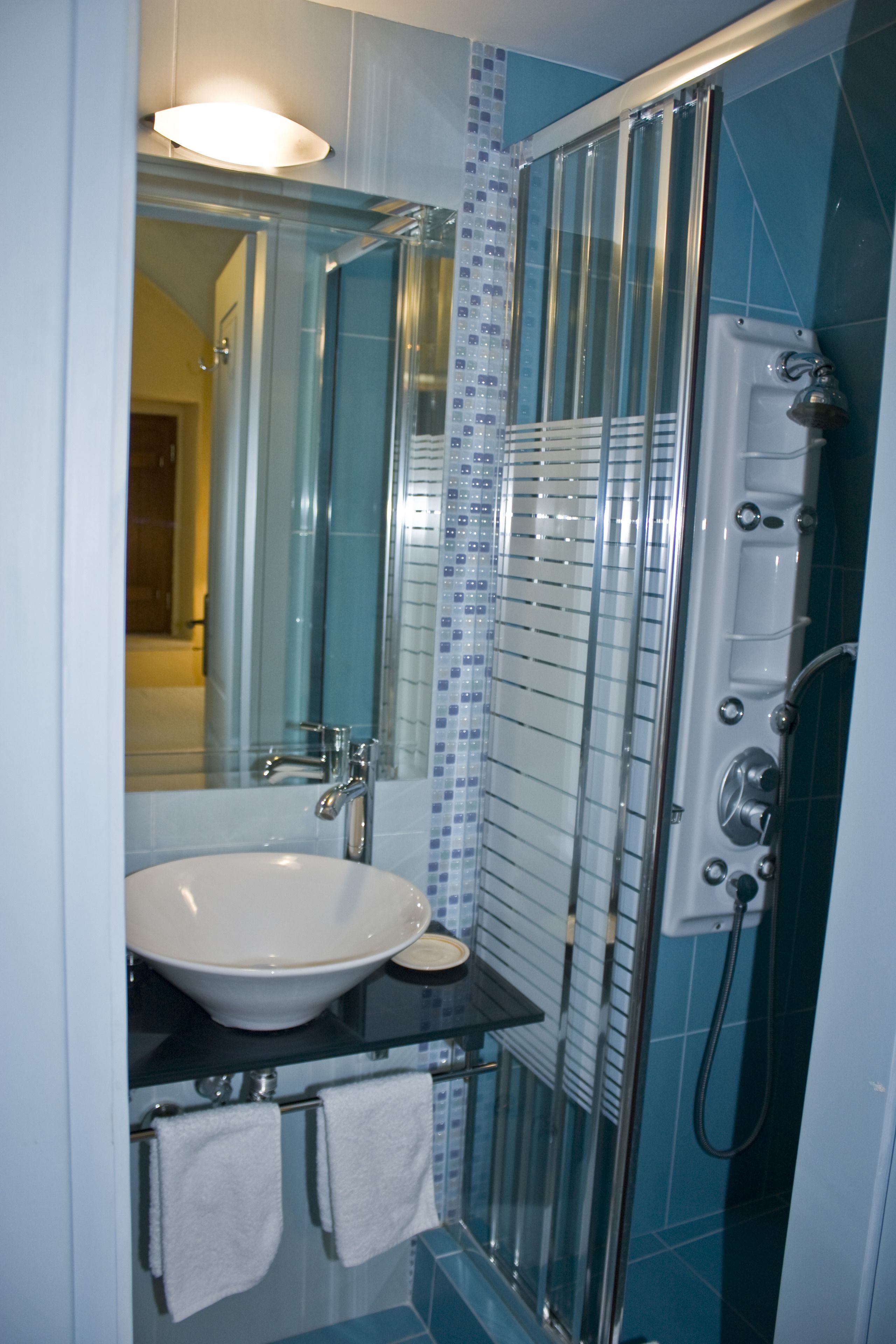 junior studio suite | bathroom sink