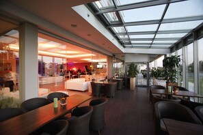 Se sirven desayunos y cocina internacional, con vista al jardín