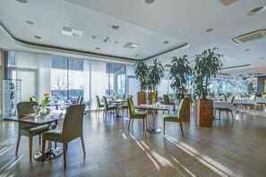 Breakfast, lunch, dinner served; international cuisine, garden views 