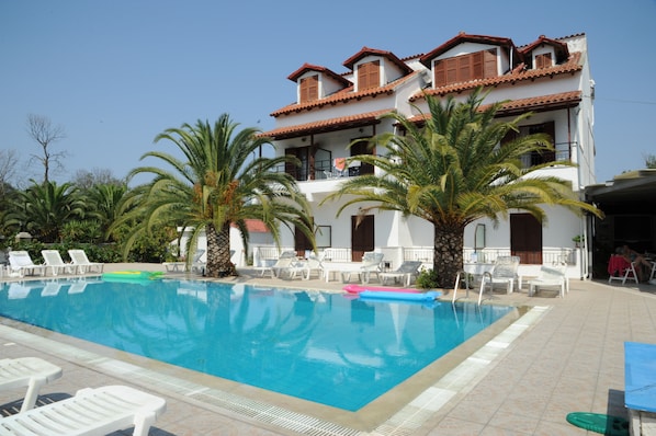 Outdoor pool, pool umbrellas, sun loungers - Captain's Studios & Apartments (Corfu)