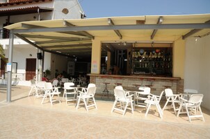 Bar junto a la piscina