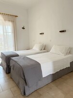 Estudio, vistas a la piscina | Minibar, escritorio, cortinas opacas y tabla de planchar con plancha