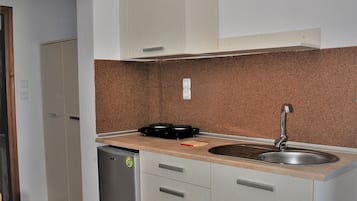 Fridge, stovetop, coffee/tea maker, electric kettle