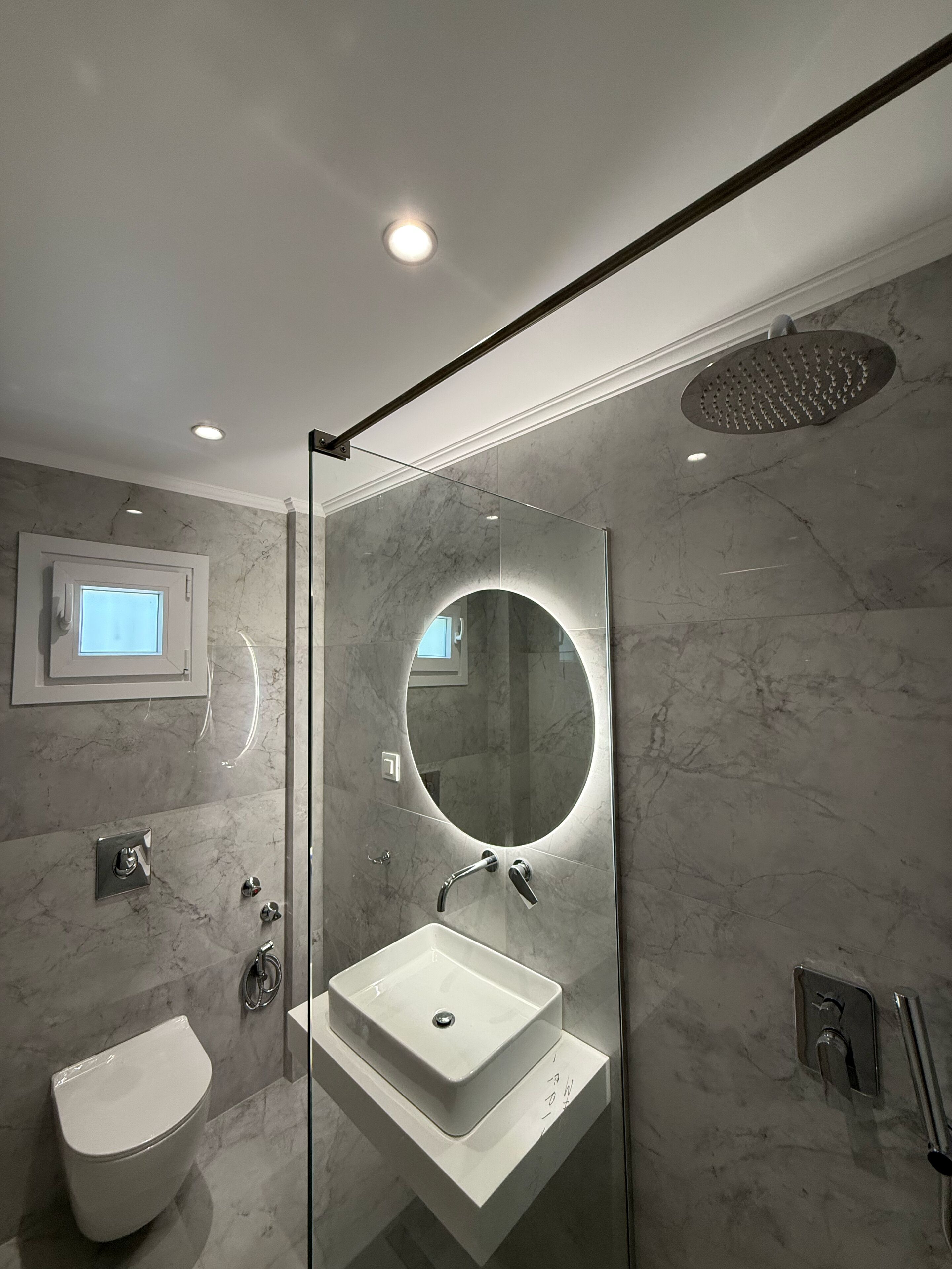 Estudio, vistas a la piscina | Baño | Ducha, secador de pelo y toallas