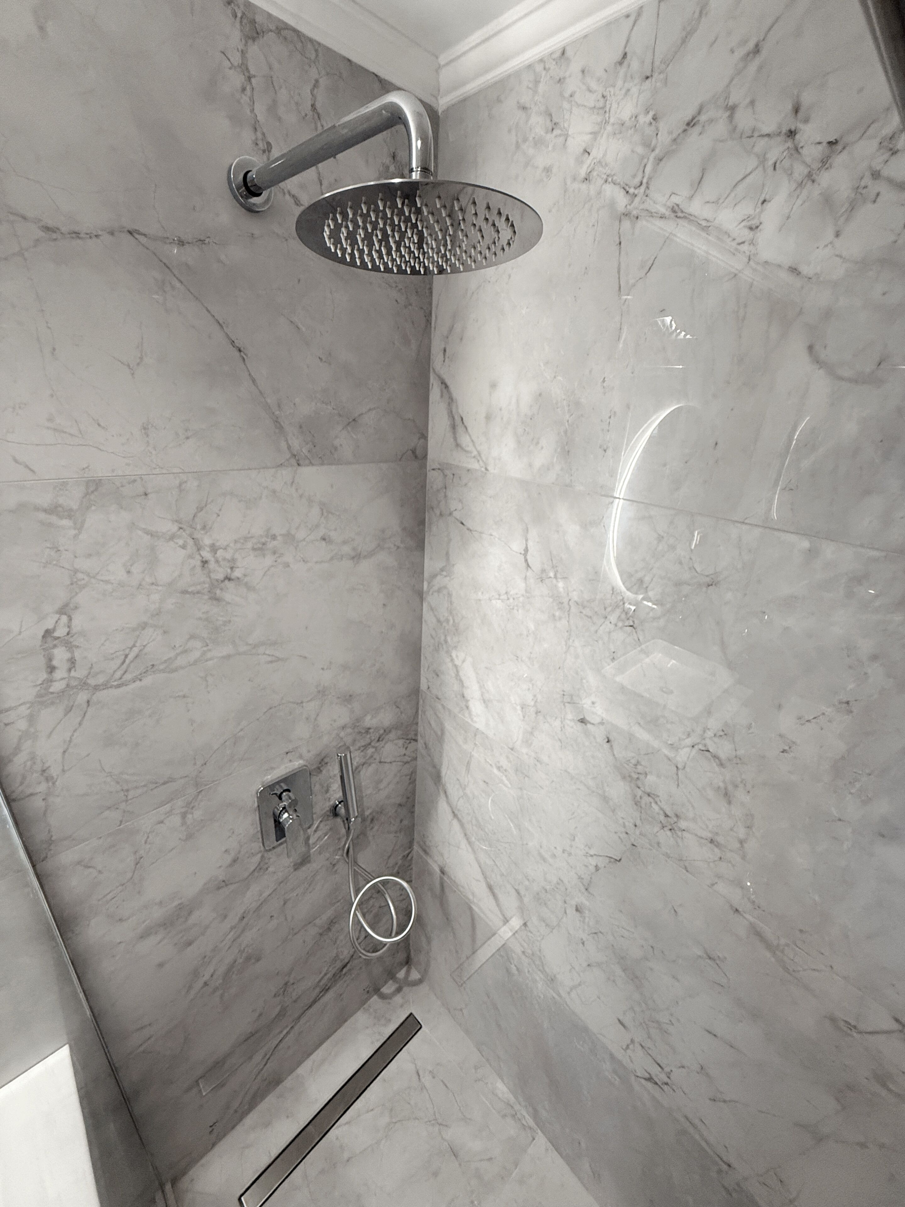 Estudio, vistas a la piscina | Baño | Ducha, secador de pelo y toallas