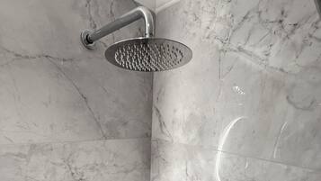 Estudio, vistas a la piscina | Baño | Ducha, secador de pelo y toallas