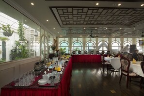 2 间餐厅，供应早餐、午餐和晚餐，中国菜