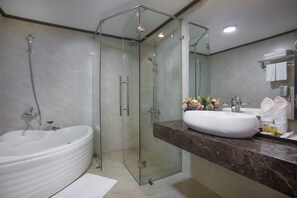 Bañera y ducha independientes, bañera con aguas termales