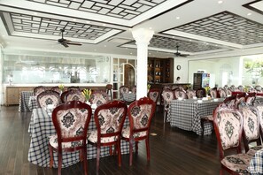 Café da manhã completo grátis todos os dias