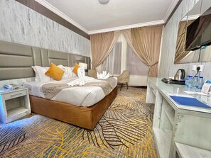 Deluxe King Room | In-room safe, soundproofing, free WiFi, bed sheets - Zowar Alalami Hotel (Madinah)