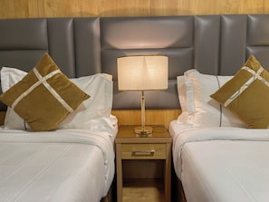 Quarto casal standard | Cofres nos quartos, quartos à prova de som, Wi-Fi de cortesia