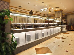 Breakfast, lunch and dinner served  - Zowar Alalami Hotel (Madinah)