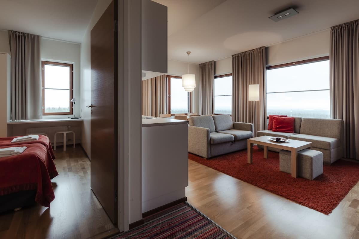 1 habitación, escritorio y espacio para trabajar con laptop