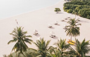 Una spiaggia nelle vicinanze, ombrelloni, teli da spiaggia, sci nautico