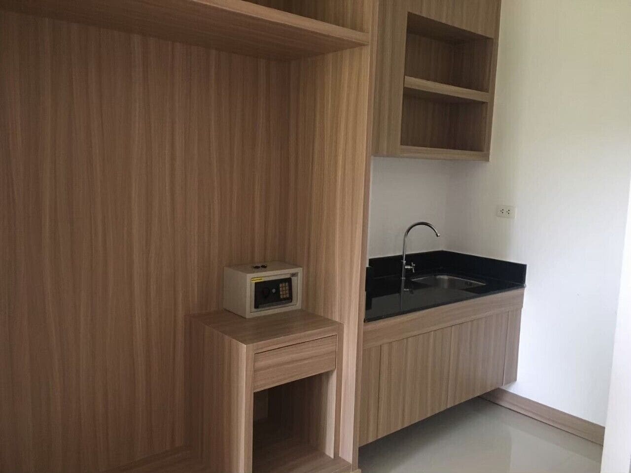 deluxe room | 1 bedroom, minibar, in-room safe, desk