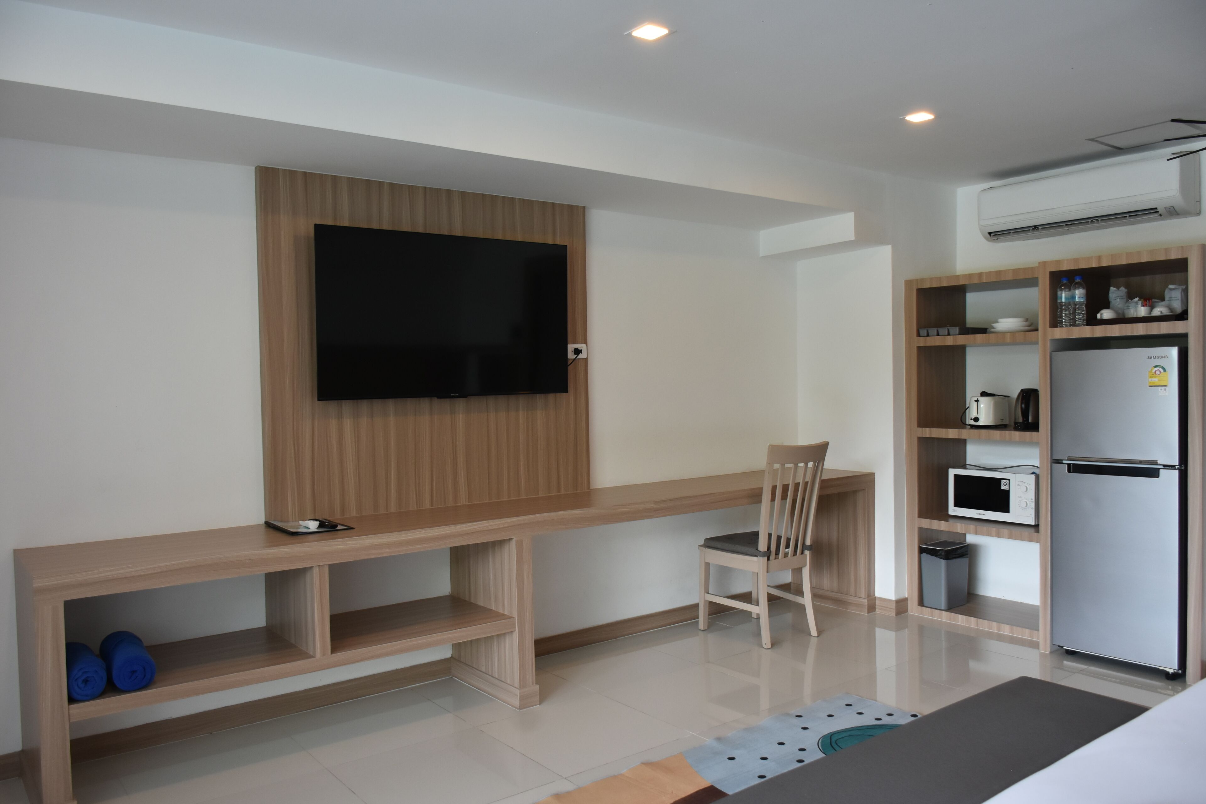 Junior Suite Poolside | Living area | 32-inch TV with cable channels