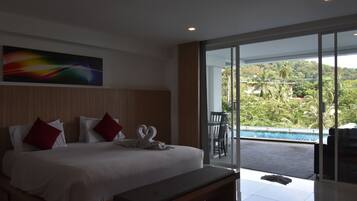 Junior Suite Poolside | In-room safe, desk, WiFi (free), bed sheets