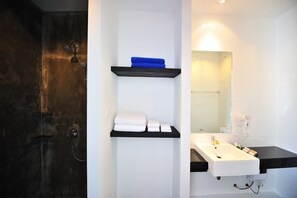 Executive Suite | Bathroom | Shower, rainfall showerhead, free toiletries, hair dryer - Lae Lay Suites (Karon)